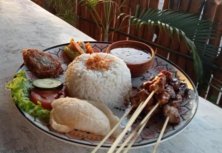 Sarinah Beach - Bistro & Bungalow Batununggul Exteriör bild