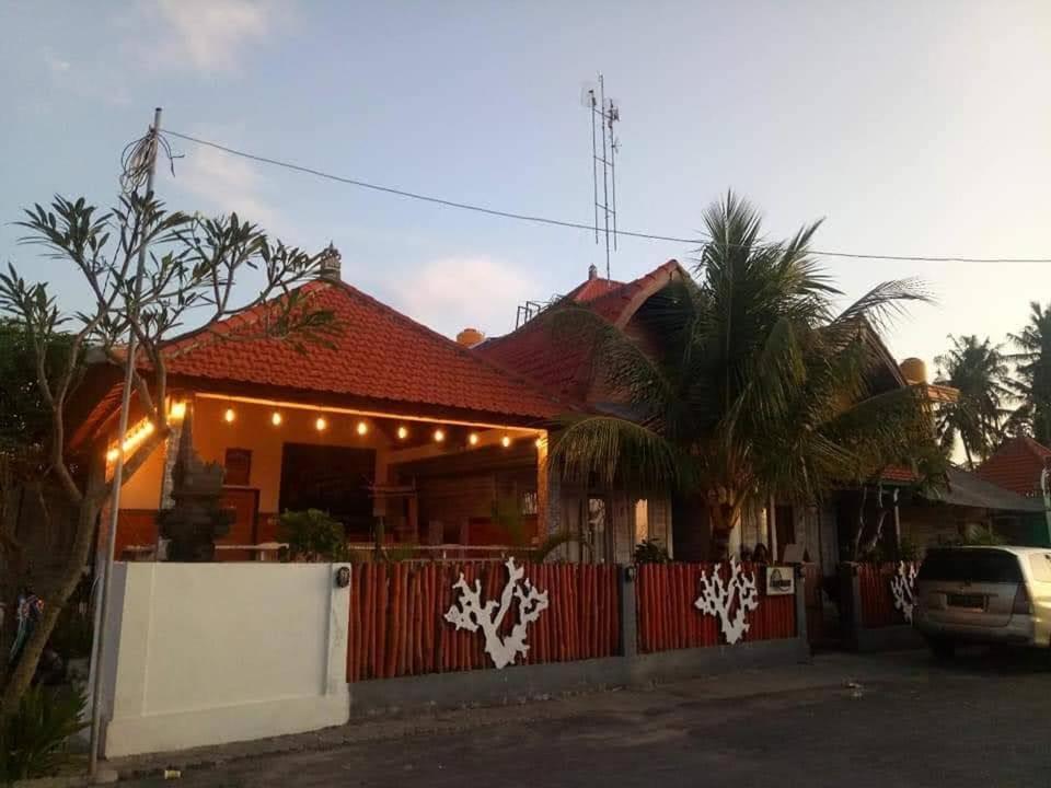 Sarinah Beach - Bistro & Bungalow Batununggul Exteriör bild